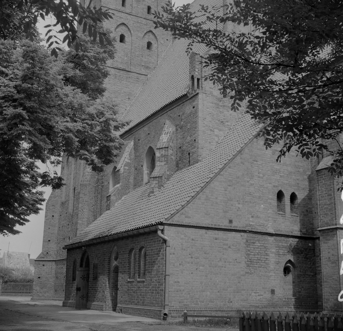 kościół parafialny pw. św. Mateusza - elewacja południowa, boczna, fragment, skan 1