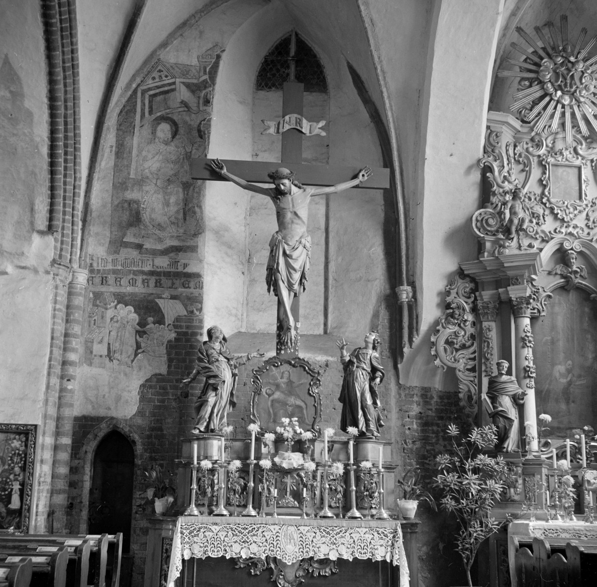 kościół Świętych Apostołów Jakuba i Filipa - ołtarz, krucyfiks, skan 1
