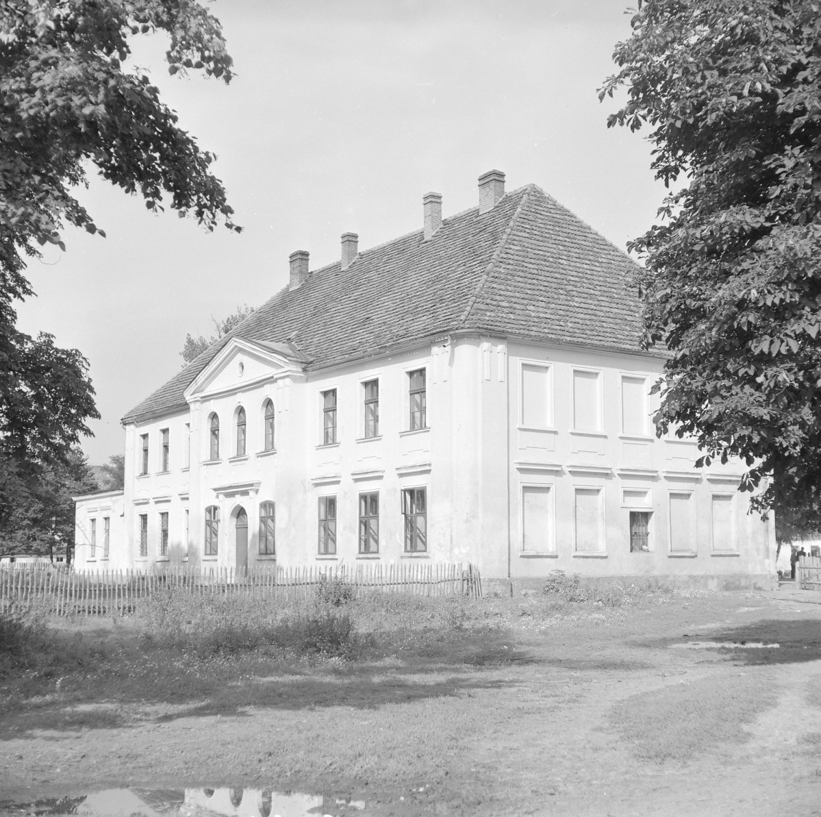 pałac - elewacja frontowa, skan 1