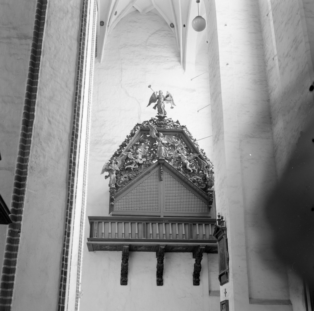 archikatedra pw. Świętej Trójcy - wnętrze: małe organy w emporze, skan 1