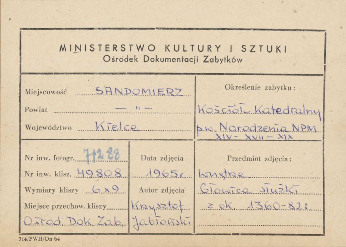  Katedra - wnętrze, widok na głowicę służki - metryczka, skan 1