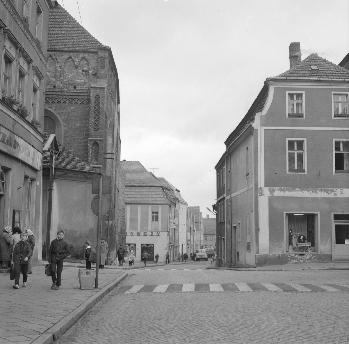 Zabudowa miejska, kamienice oraz fragment kościoła. Skrzyżowanie ulic., skan 1