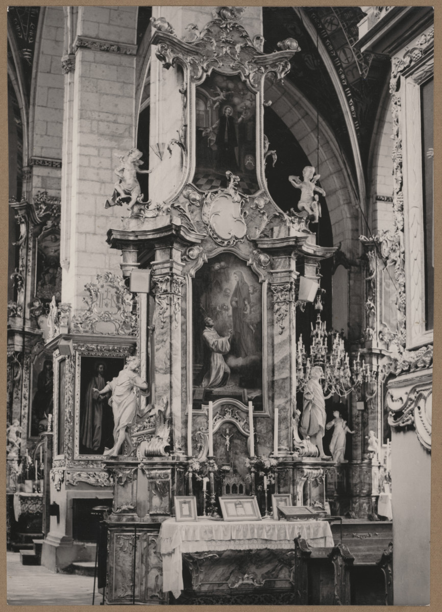  Katedra - wnętrze, widok na ołtarz boczny , skan 1