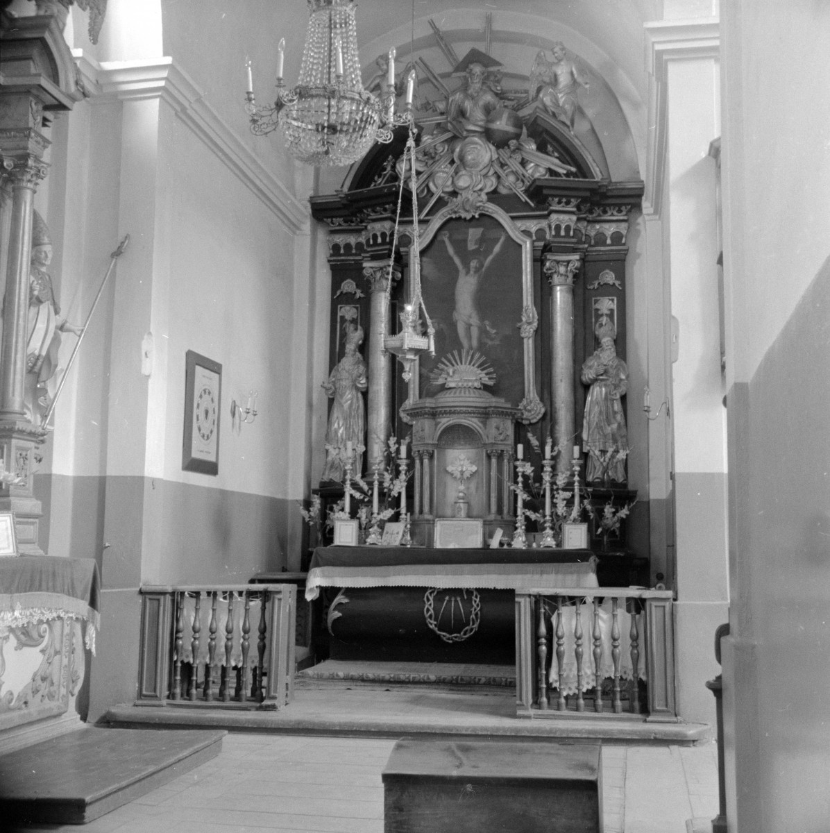 bazylika Mniejsza Świętej Trójcy - wnętrze: ołtarz boczny, skan 1