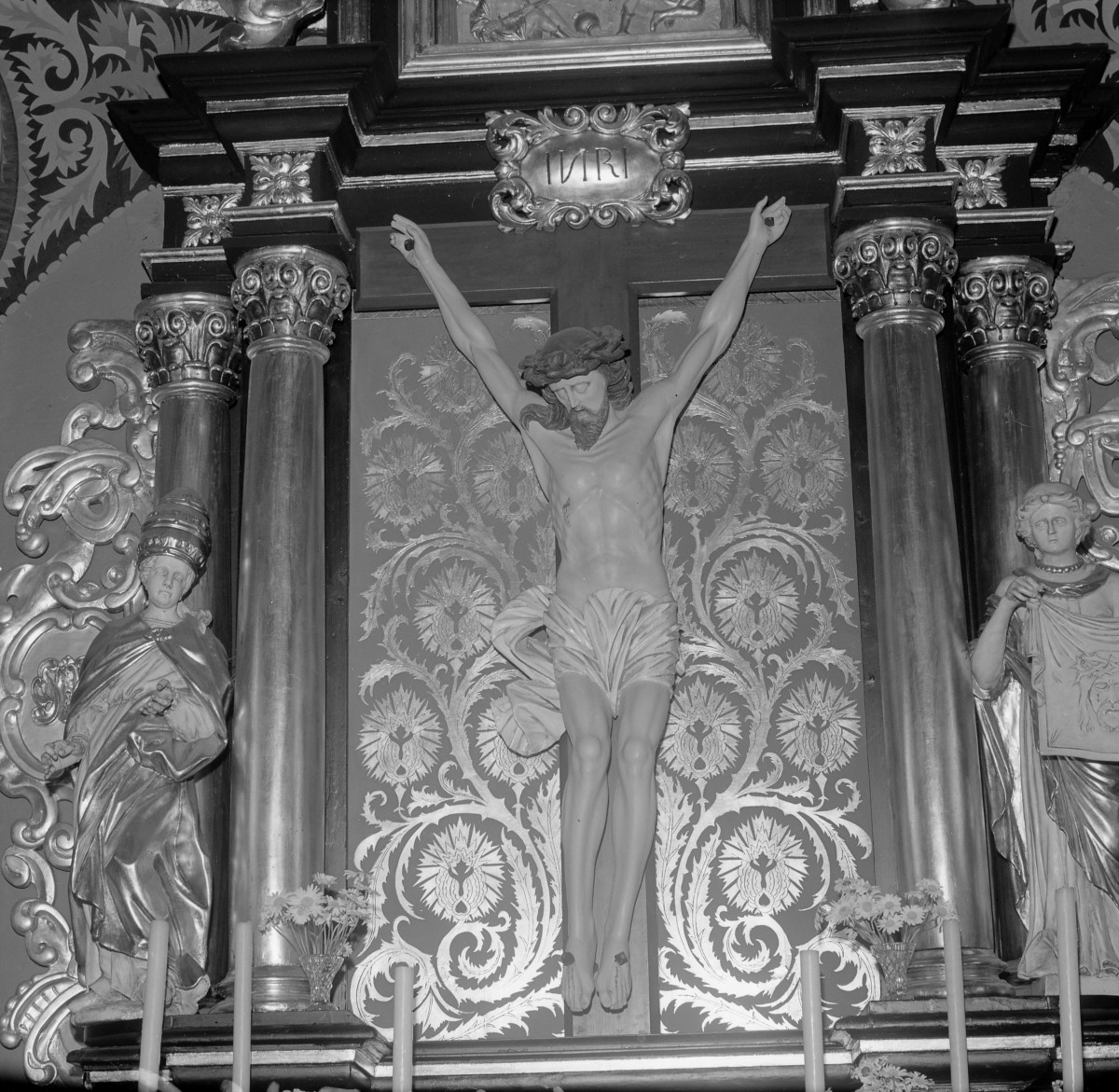 Katedra pw. św. Marcina i Mikołaja - ołtarz w kaplicy północnej, krucyfiks z części środkowej, skan 1