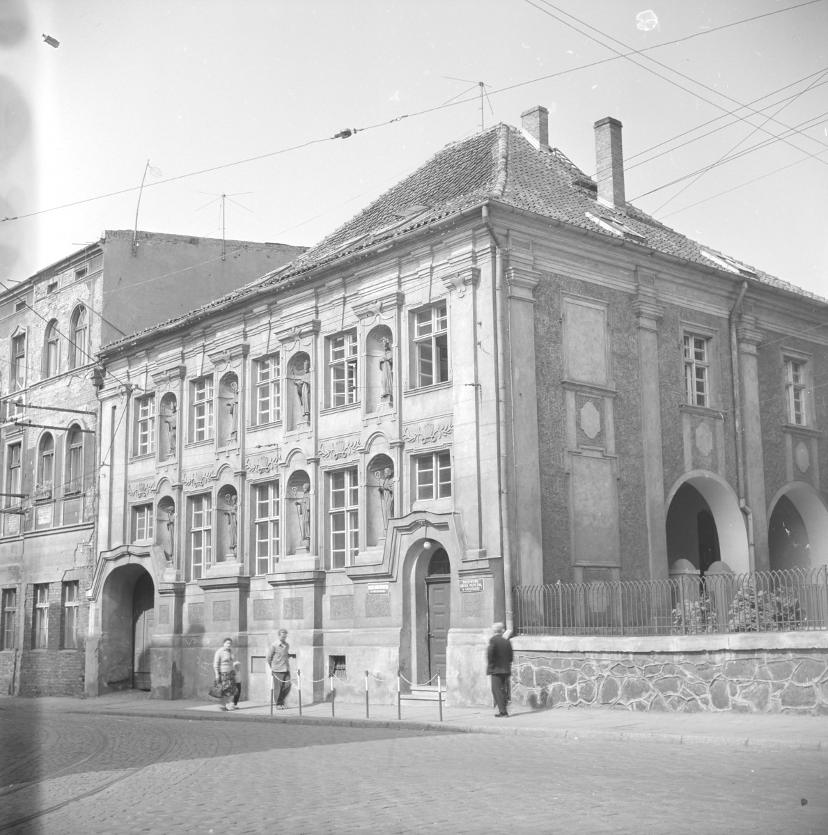 Barokowy zespół poklasztorny benedyktynek tzw. Pałac Opatek - elewacja, skan 1