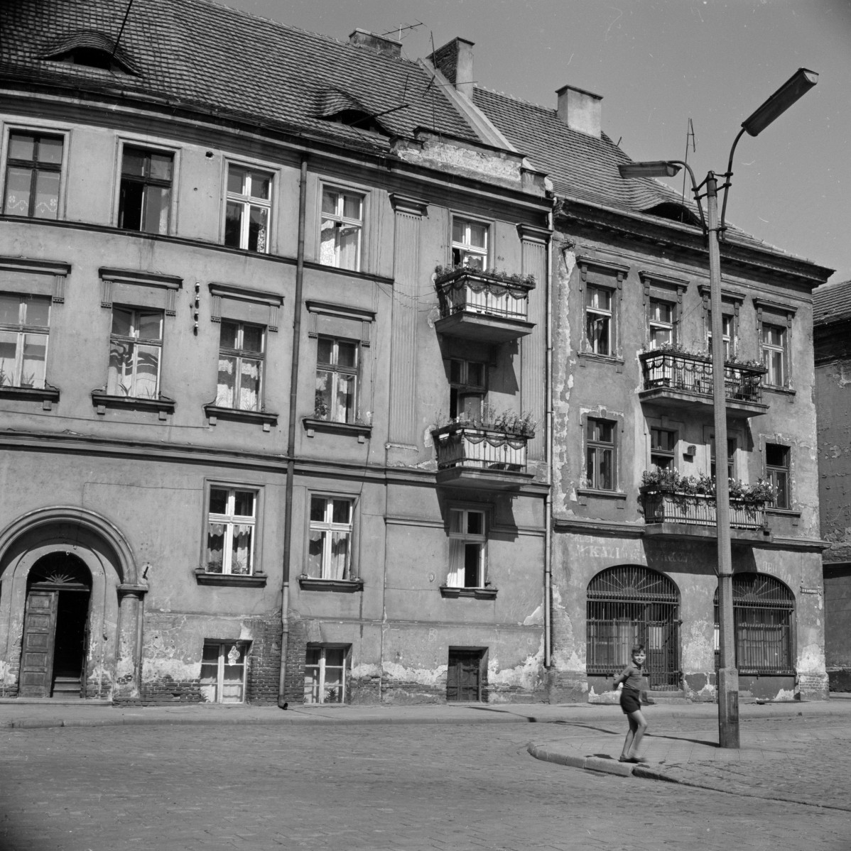 kamienice - elewacja frontowa, balkony, skan 1