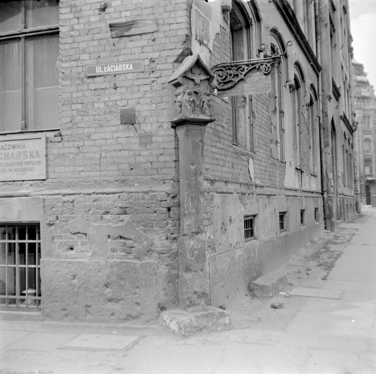 Gotycka kapliczka na narożniku budynku plebani kościoła św. Wincentego. , skan 1