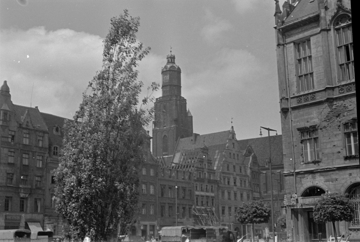 rynek, kamienice wieża kościoła Św. Elżbiety, skan 1