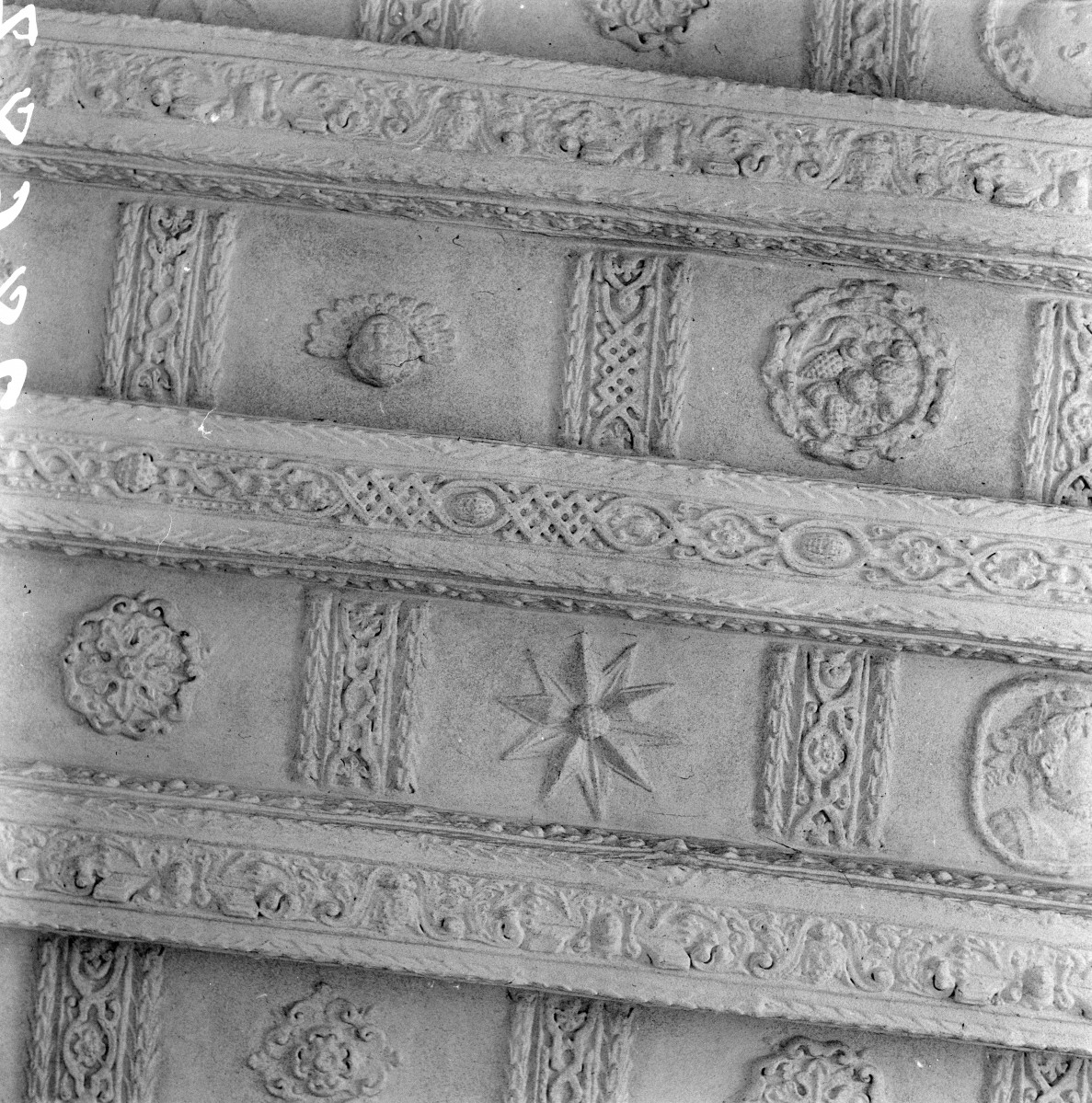 zespół pałacowo - folwarczny - pałac /zamek/ von Kottwitzów - wnętrze - parter /Sala Balowa/ - sala - strop - fragment, skan 1