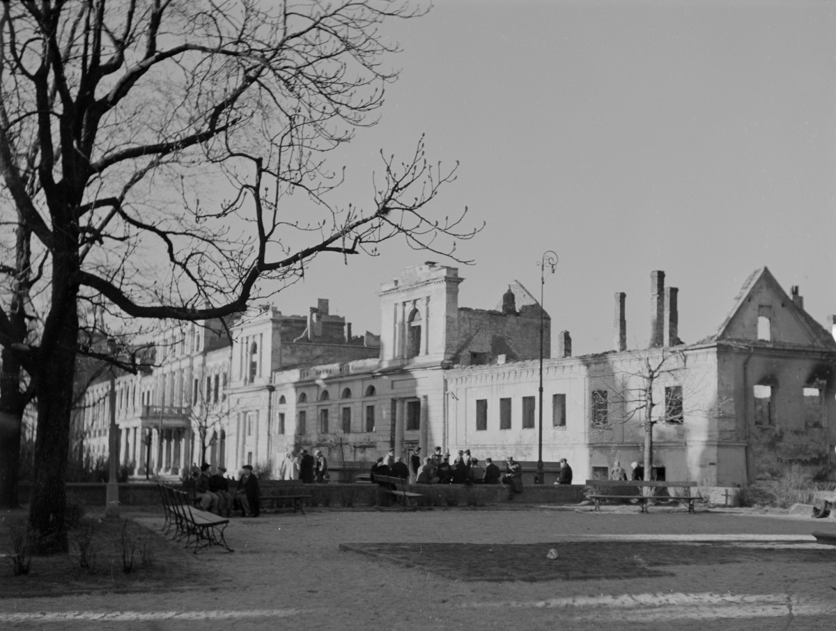 Warszawskie Towarzystwo Dobroczynności - elewacja frontowa. Zniszczenia. Widok od strony skweru Hoovera., skan 1