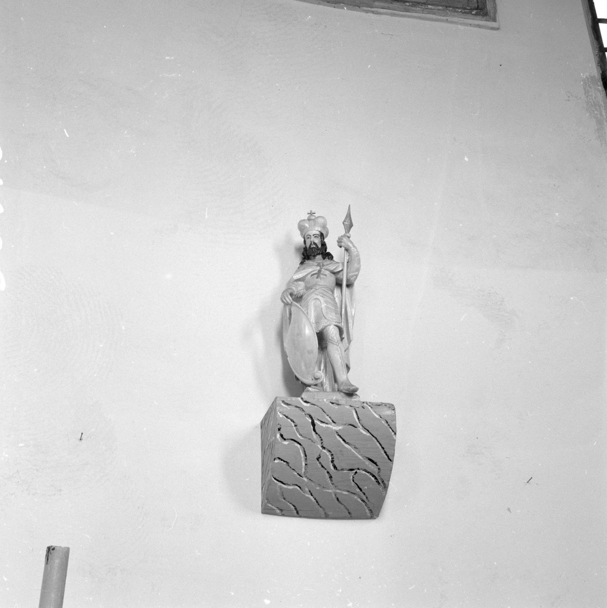 kościół pw. św. Marcina - wnętrze, prezbiterium figurka św. Wacława, skan 1