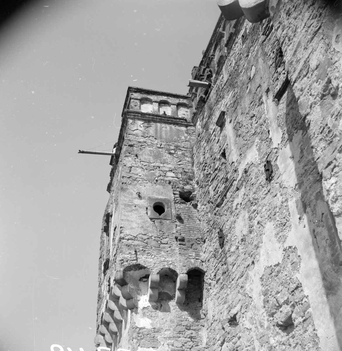 kasztel Gładyszów - elewacja, zniszczenia, fragment baszty alkierzowej, attyka, skan 1