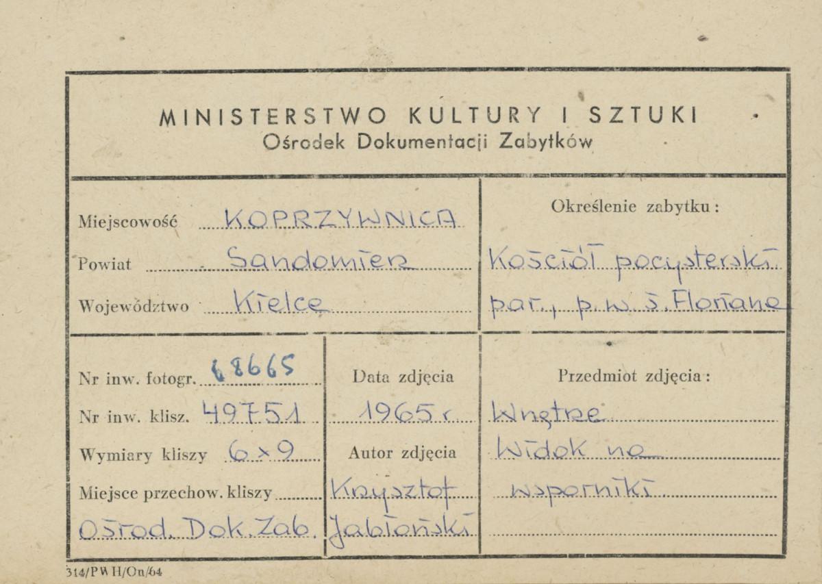 Zespół klasztorny - kościół, wnętrze , widok na wsporniki łuków  - metryczka, skan 1