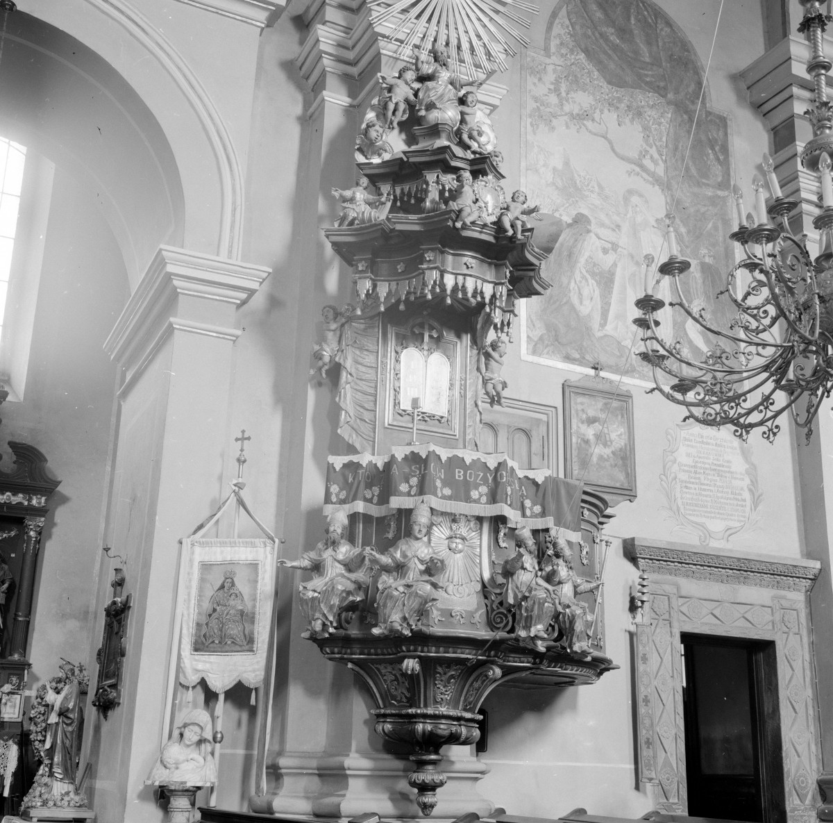 kościół N.M.P - wnętrze, ambona, skan 1