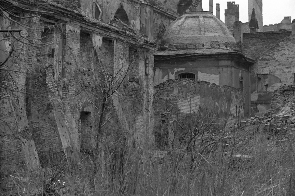 Konwent św. Jacka - Dominikanie. Widok elewacji bocznej. Przypory i absyda., skan 1