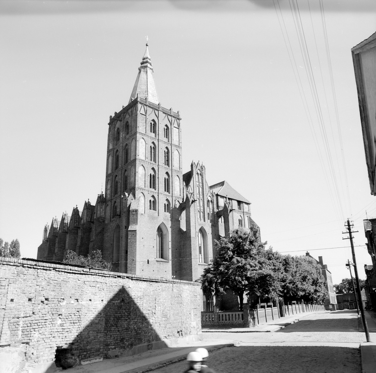 Kościół Wniebowzięcia Najświętszej Maryi Panny - fasada zach. Wieża. Widok od strony ulicy., skan 1