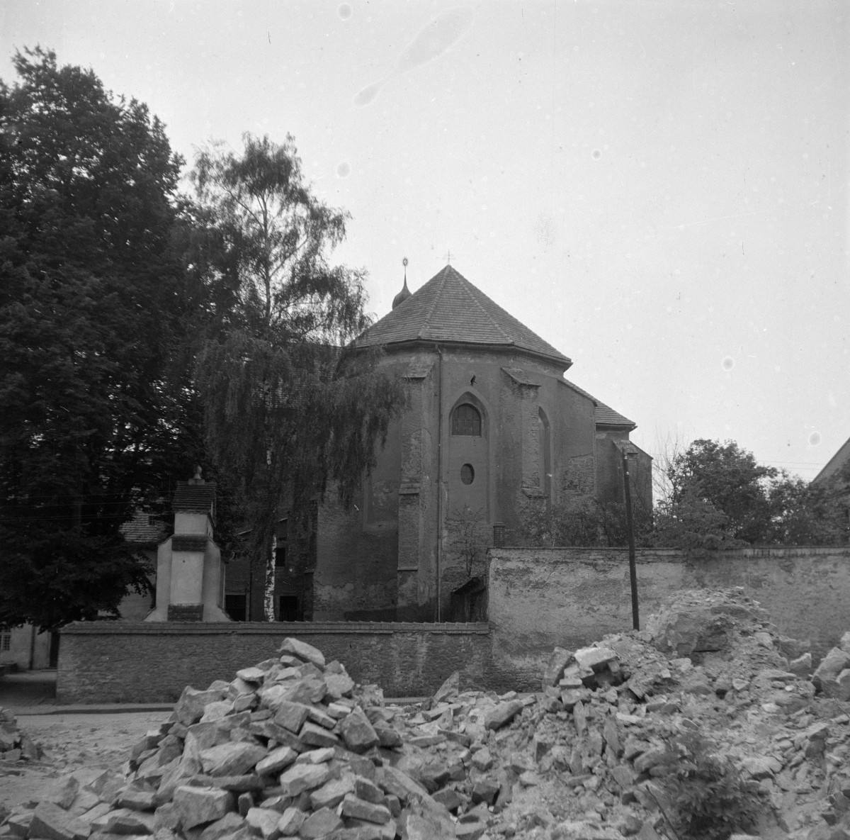 klasztor Boromeuszek /d. Klarysek oraz Augustianów/ - kościół pw. Podwyższenia Krzyża Świętego - prezbiterium, skan 1