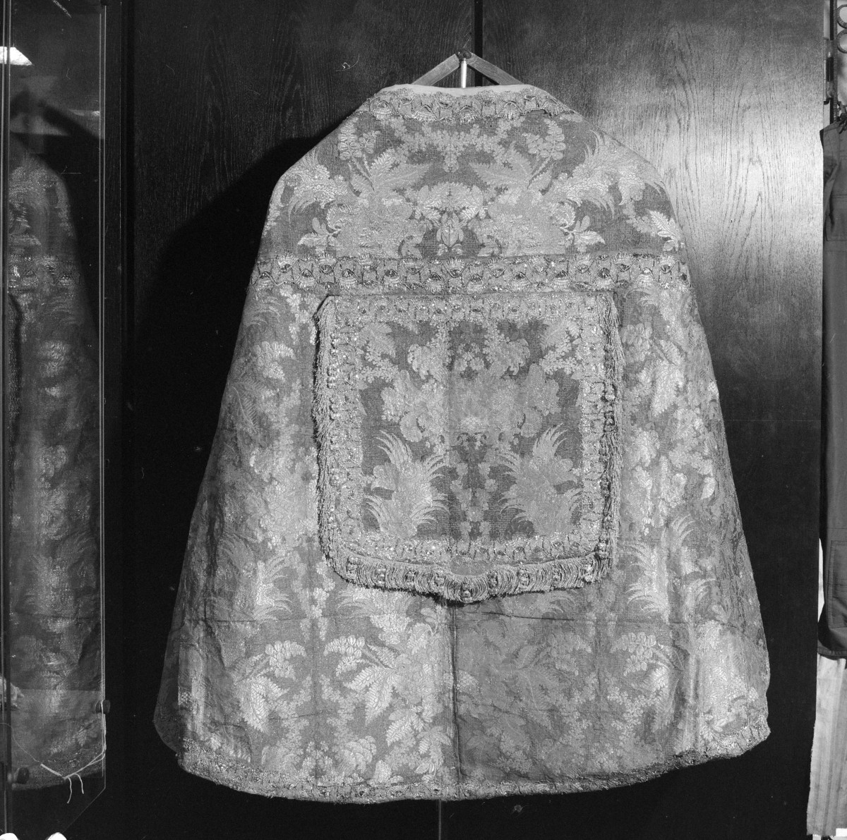 Skarbiec Katedralny - Kapa. Francja. 1755 - 65. Haft Polski ok. 1799. Całość, tył., skan 1