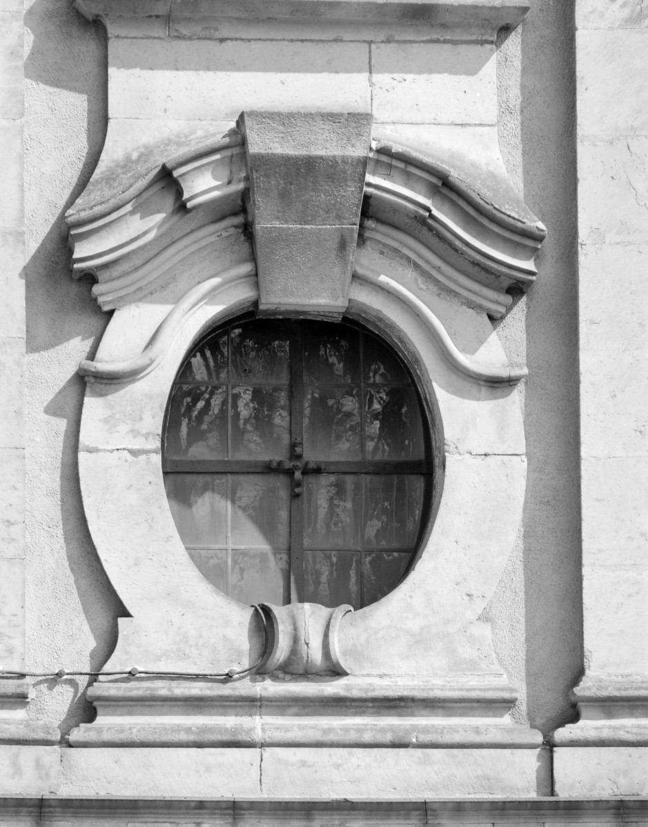 klasztor Benedyktynek - kościół pw. Wniebowzięcia Najświętszej Maryi Panny - elewacja frontowa - okno, skan 1