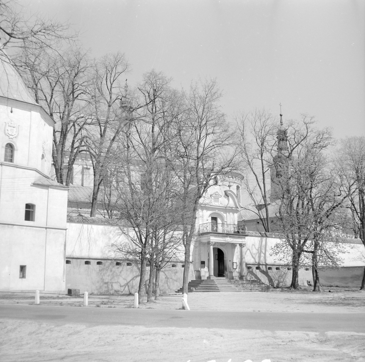 zespoł klasztorny Bernardynów - mury obronne: fragment południowy, skan 1