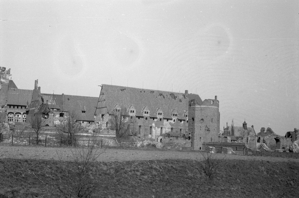 zamek średni z pałacem Wielkiego Mistrza - od strony wschodniej, zniszczenia wojenne, skan 1