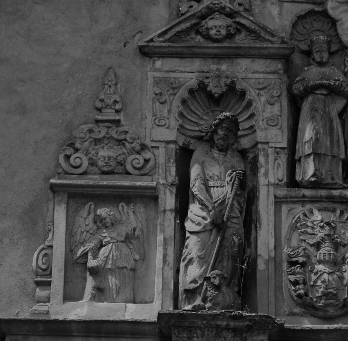 zamek Oppersdorffów - zamek dolny - elewacja frontowa wschodnia - brama - portal - fragment figura św. Jana Chrzciciela, skan 1