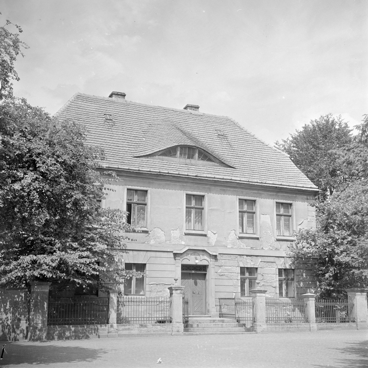 plebania przy konkatedrze św. Jadwigi - elewacja frontowa, skan 1