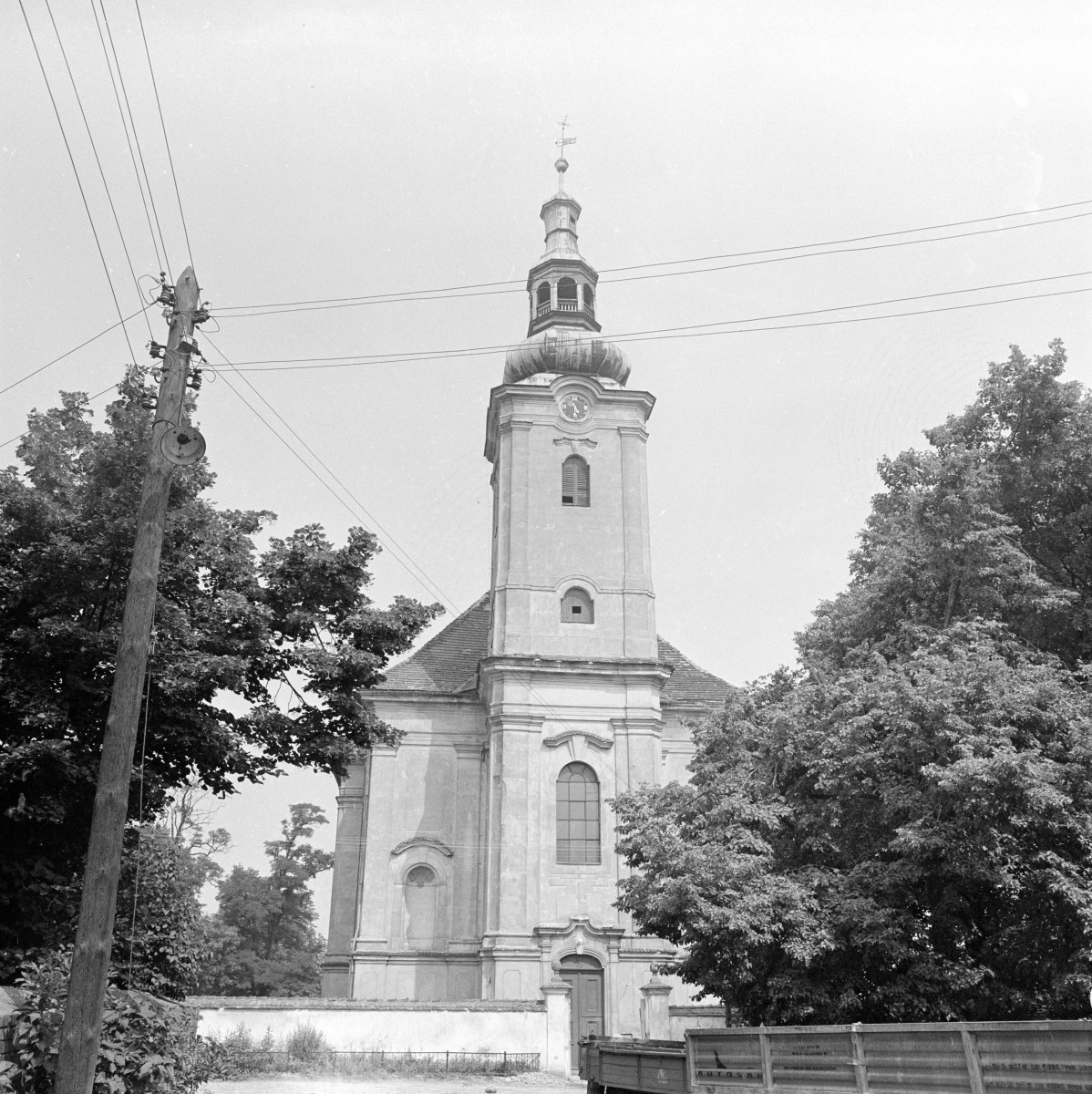 kościół parafialny pw. św. Marcina Biskupa - elewacja zachodnia, frontowa, widok zewnętrzny, skan 1