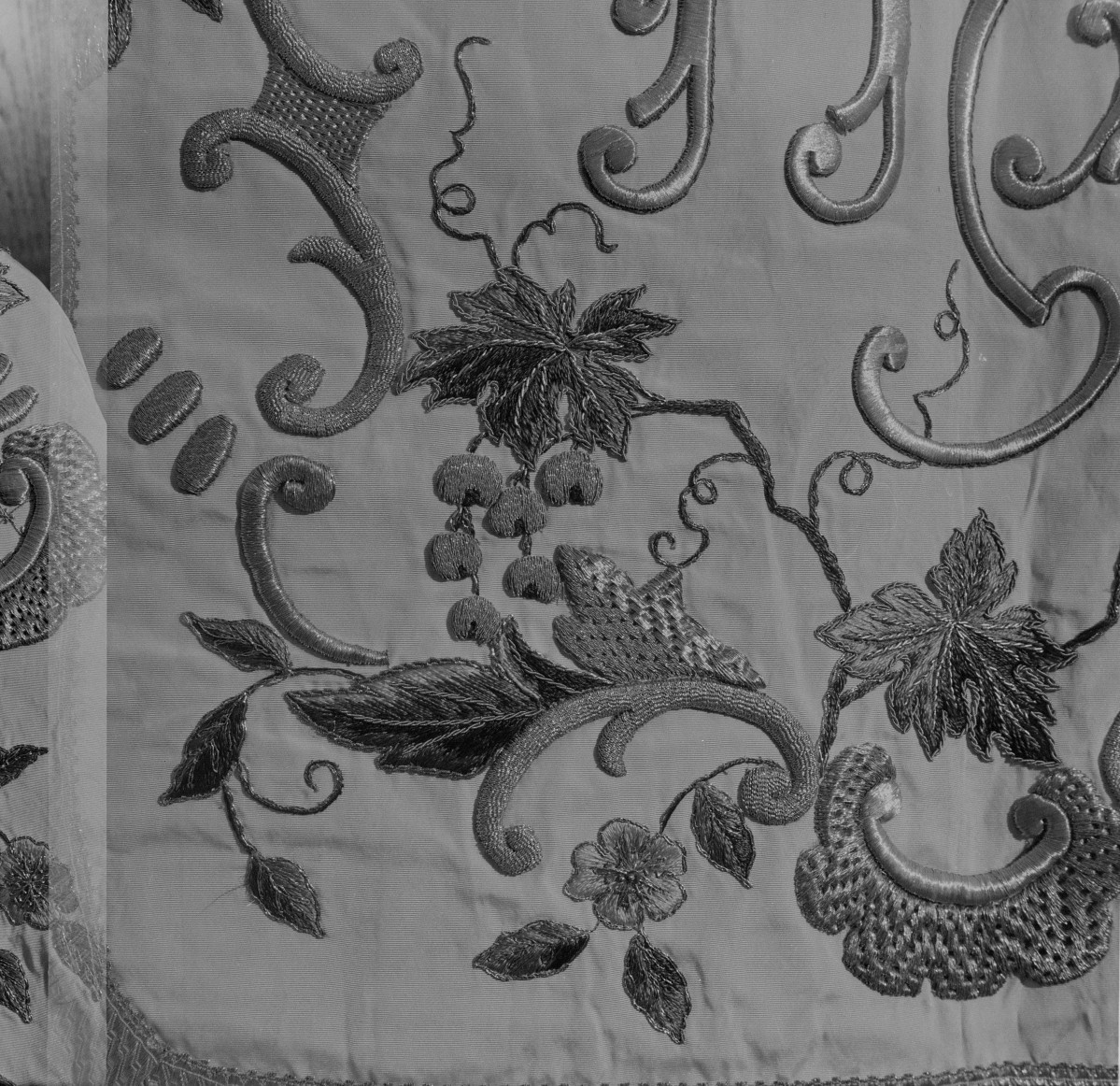 Skarbiec Katedralny - Kapa z mory. Haft Polski ok. 1880-1900. Fragment dekoracji hafciarskiej. Preteksty i zapięcia., skan 1