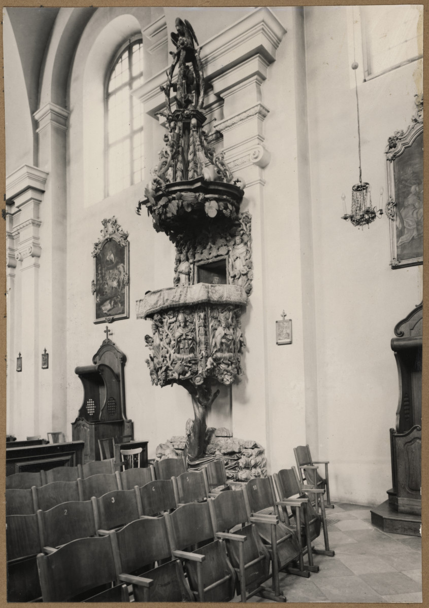 Zespół klasztorny ss. Benedyktynek - kościół, wnętrze, widok na ambonę , skan 1