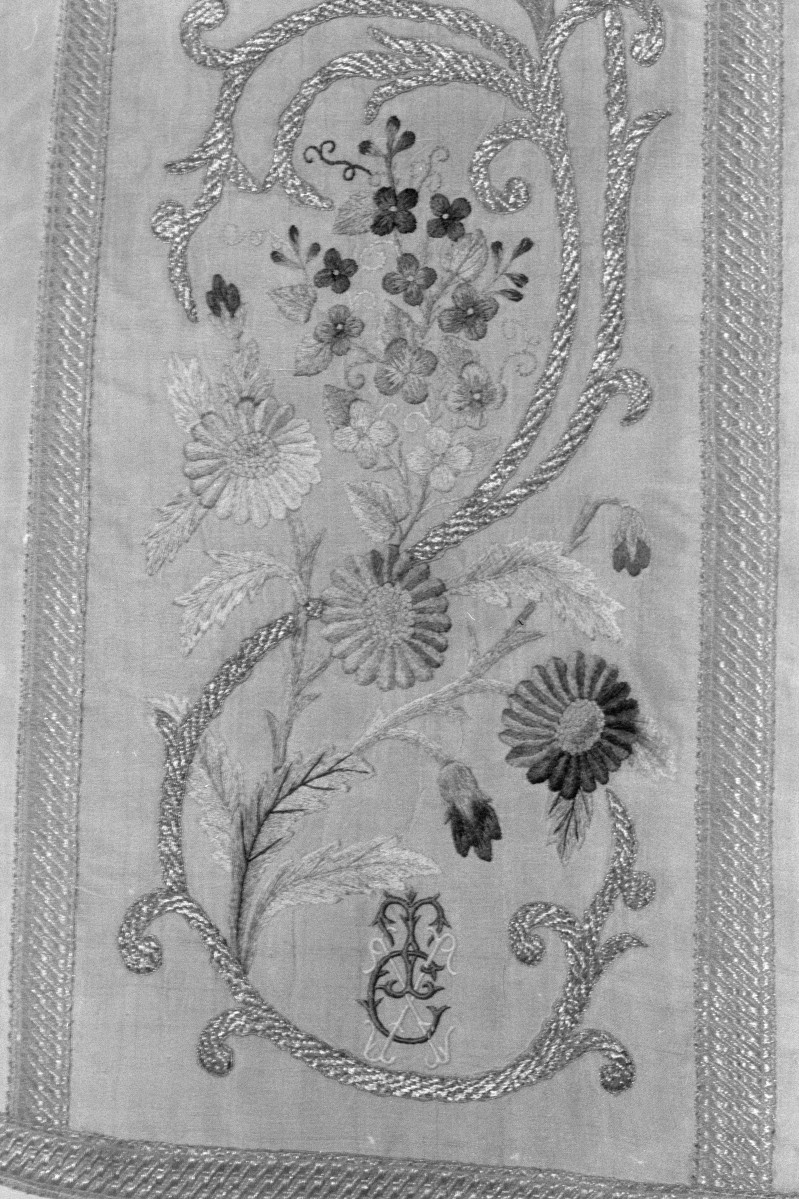 Skarbiec Katedralny - Ornat. Haft Polska 1889. Fragment haftu dołu kolumny tyłu.., skan 1