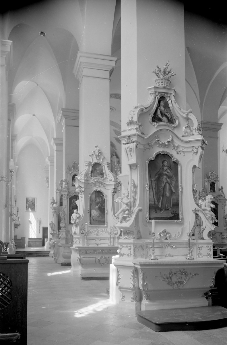 kolegiata - wnętrze: lewa nawa i ołtarze na filarach, skan 1