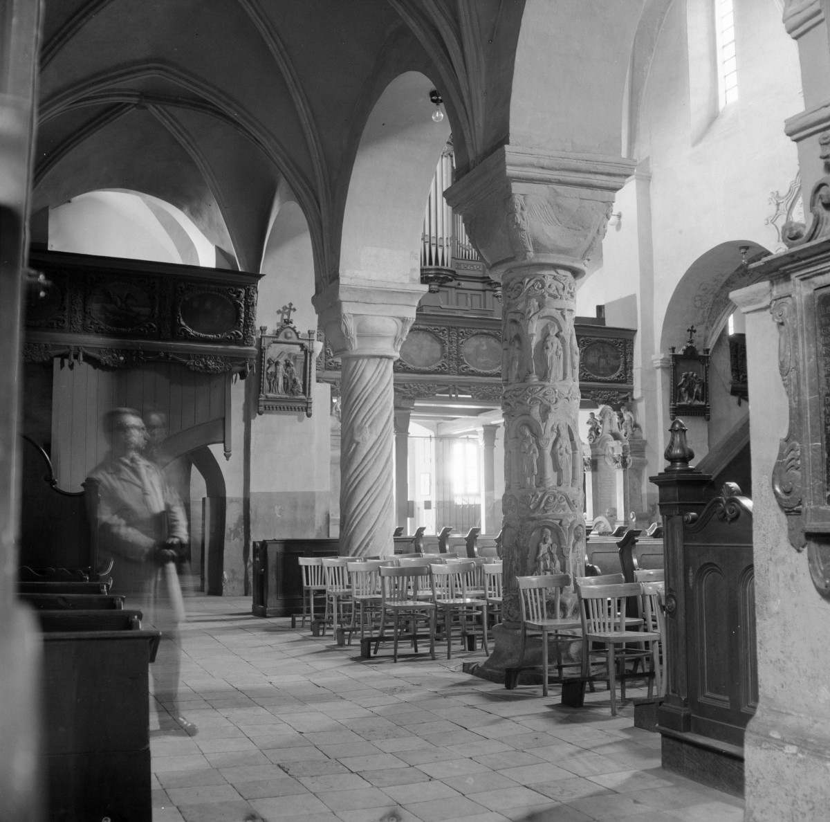 klasztor Norbertanek - kościół pw. Świętej Trójcy - wnętrze - nawa boczna - widok w kierunku chóru, skan 1