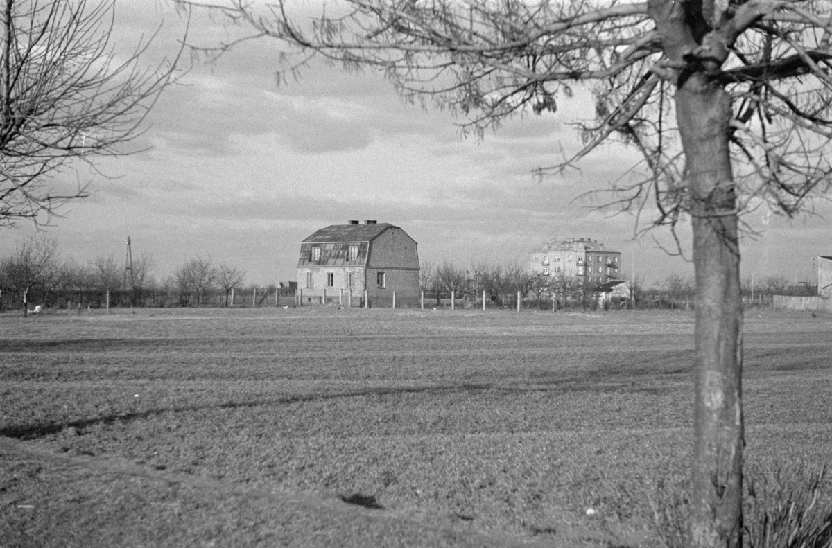 Pierwsze domy w granicach Warszawy. Krajobraz z polami. , skan 1