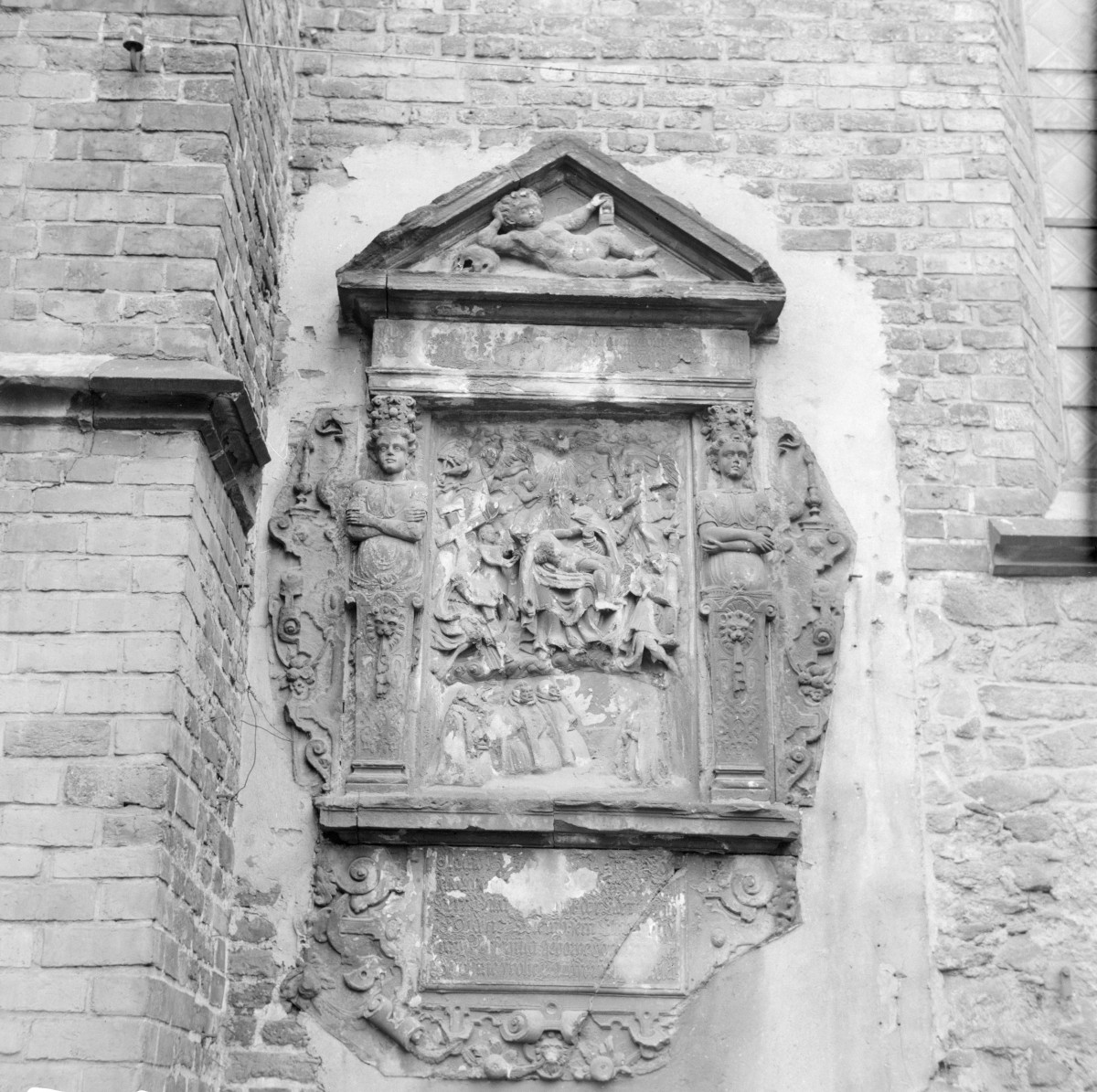 Katedra pw. św. Stanisława Biskupa i Męczennika i św. Wacława Męczennika - elewacja: epitafium, skan 1