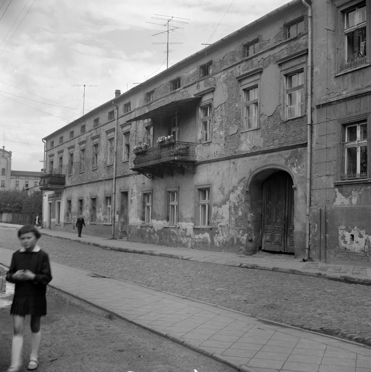 kamienica - elewacja frontowa, drzwi, skan 1