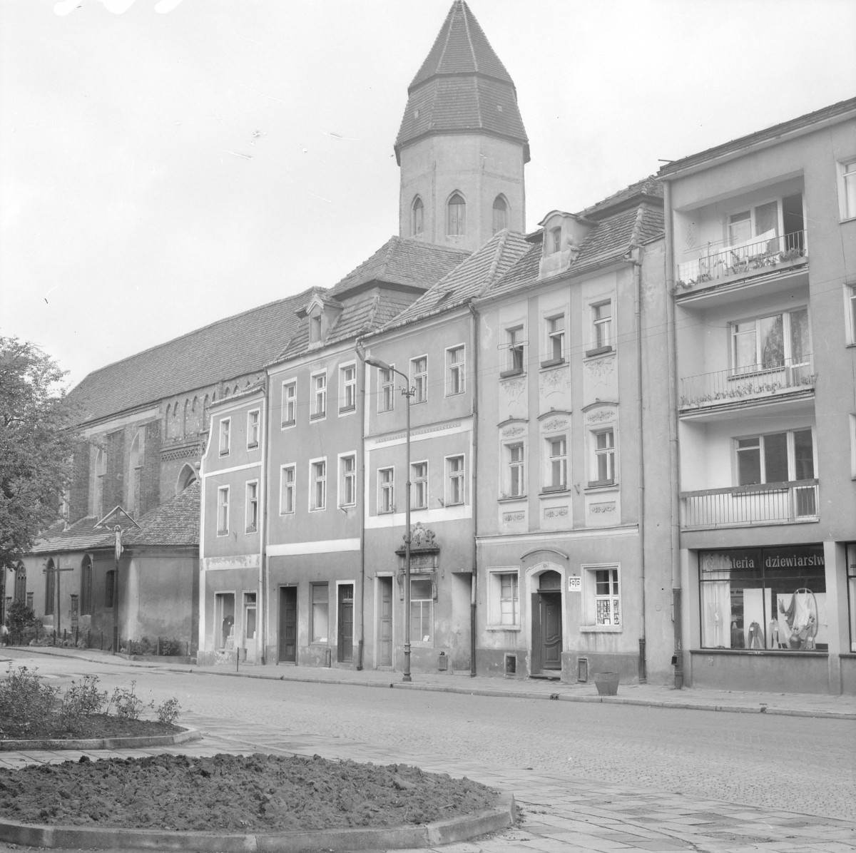 Pierzeja - kamienice. Elewacje frontowe. Fragment wiezy kościelnej., skan 1