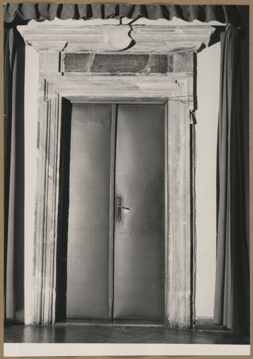 Pałac biskupów - wnętrze , I pokój kapituły, portal w ścianie zachodniej, skan 1