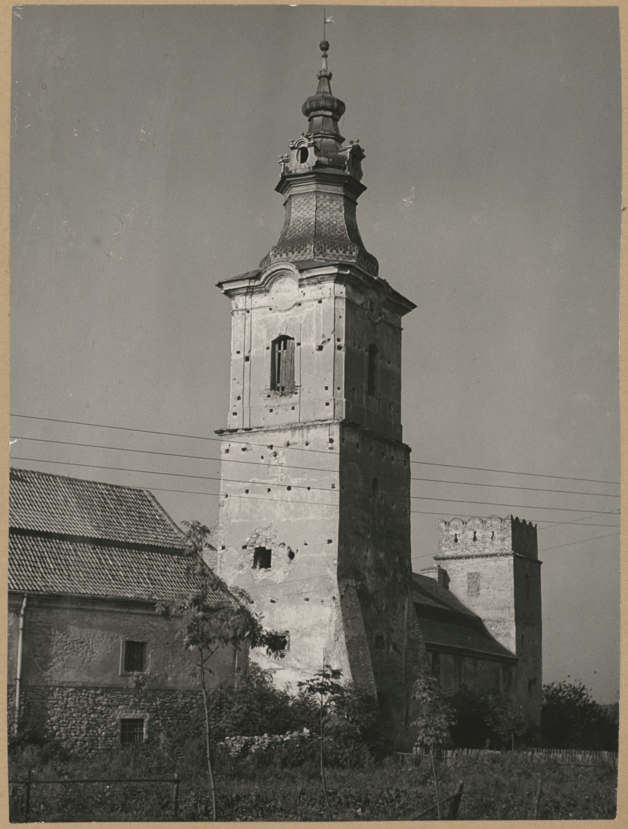 Zespół opactwa cystersów - widok od wsch. na wieże -  Krakowską i Attykową oraz fragment przyległych budynków gospodarczych , skan 1