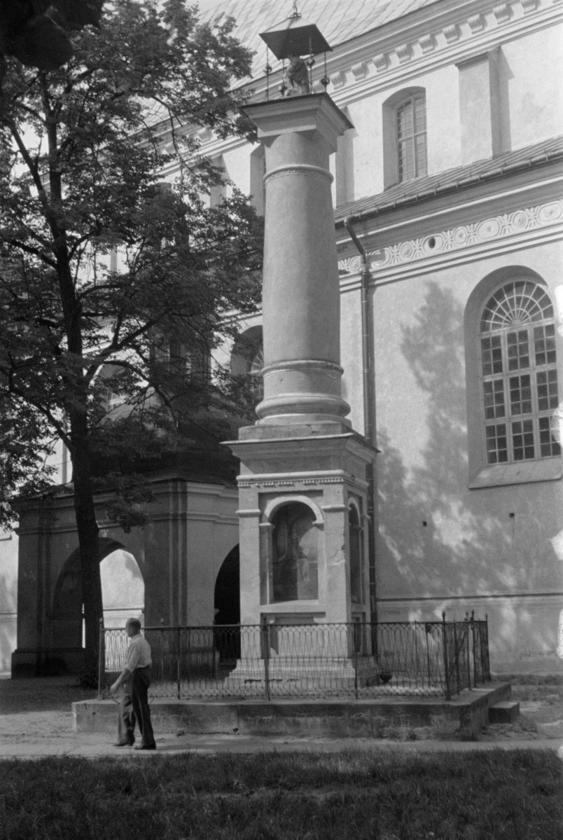 klasztor - kolumna z Chrystusem Frasobliwym, skan 1