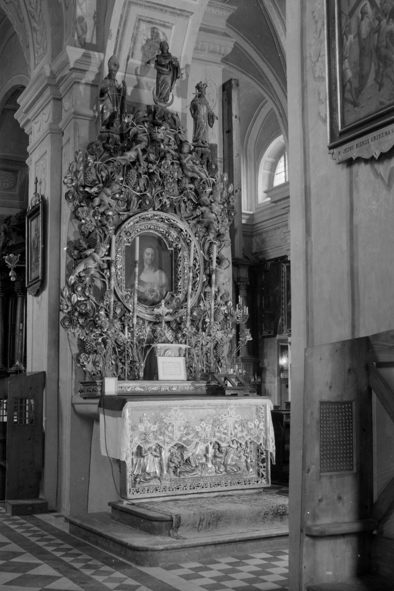 Bazylika kolegiacka Świętej Trójcy - ołtarz boczny Serca Jezusowego, skan 1