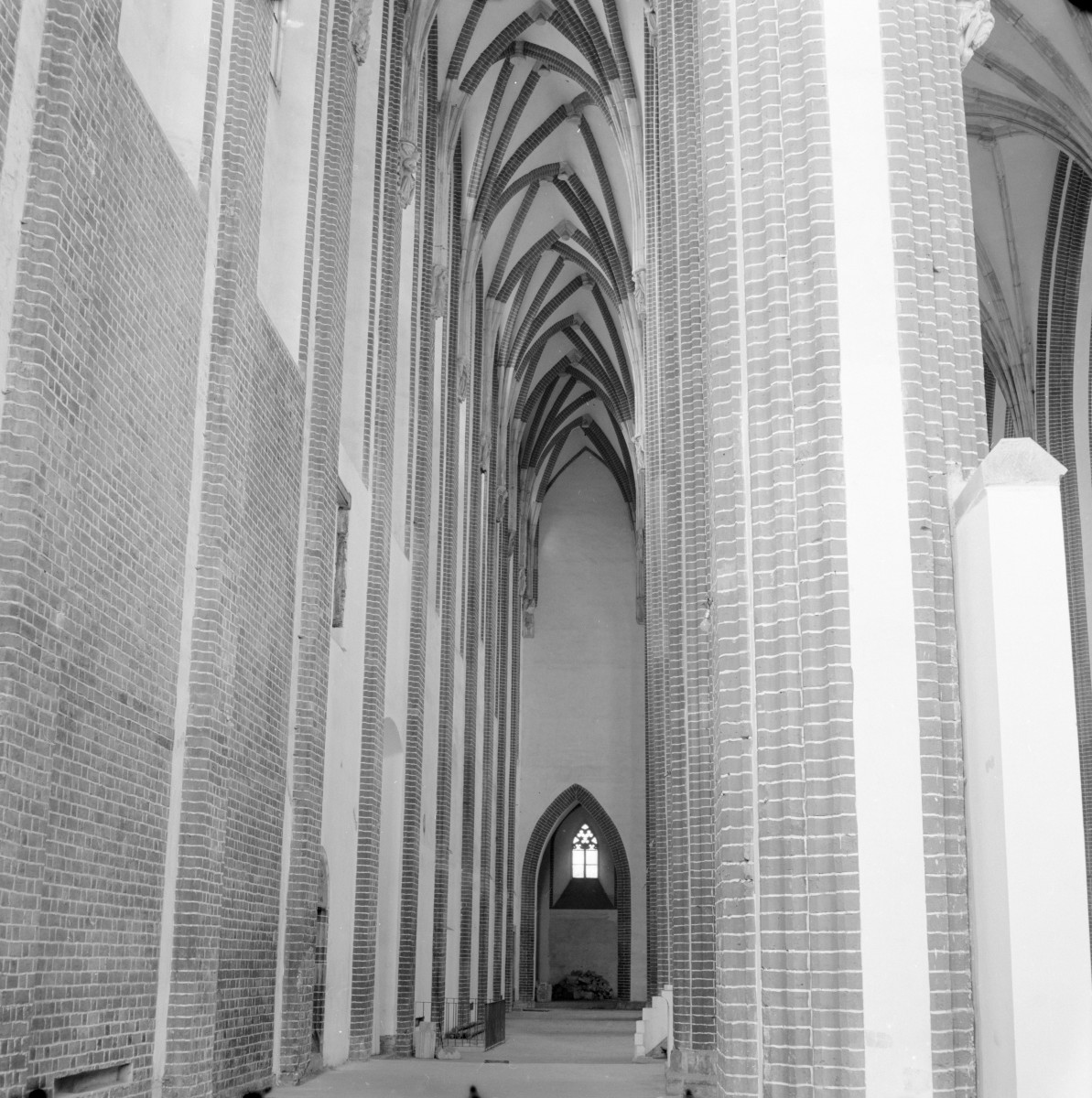 Kościół NMP na Piasku - wnętrze: nawa boczna, sklepienie, skan 1