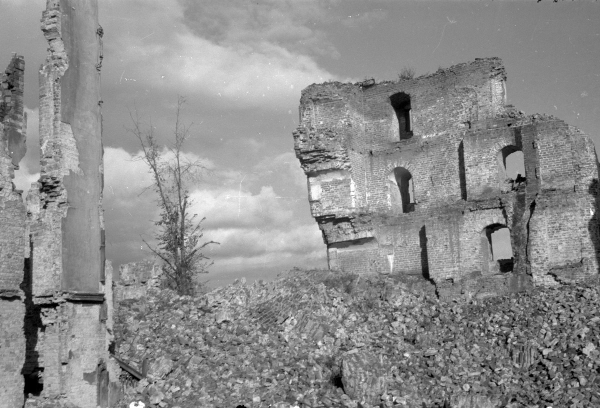Żuraw - widok ruin, skan 1