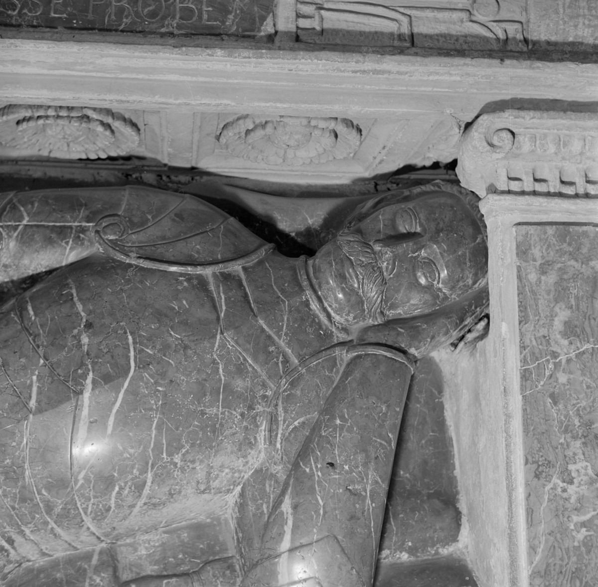 bazylika katedralna Wniebowzięcia NMP - nagrobek, detale, skan 1