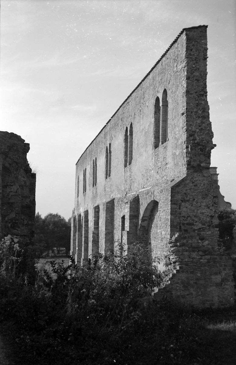 opactwo cysterskie - fragment ruin klasztoru, skan 1