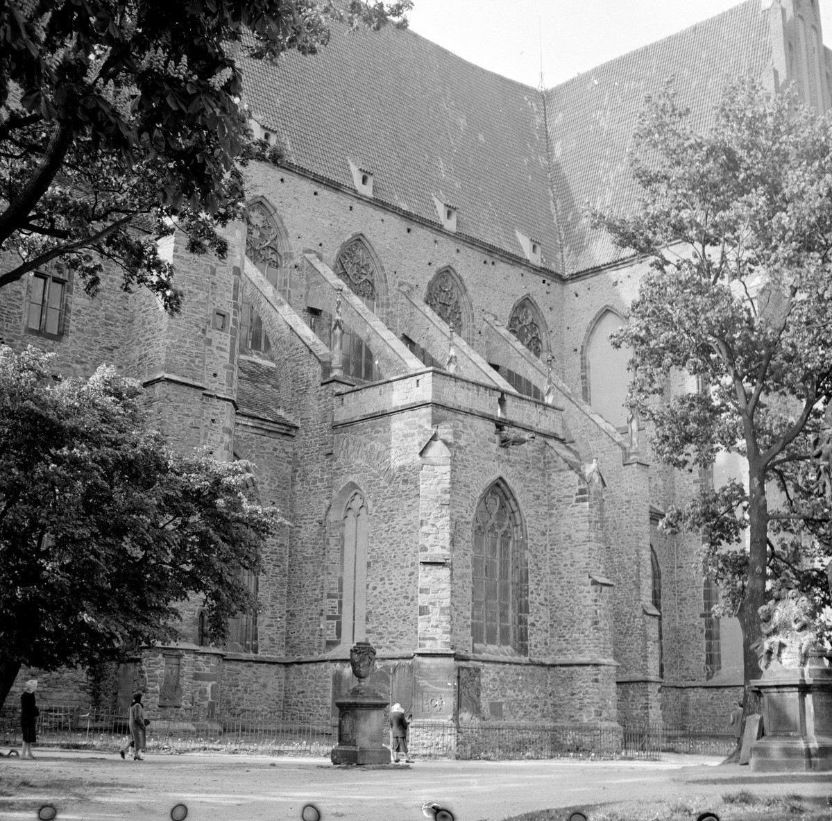 kościół pw. śś. Piotra i Pawła - elewacja południowa - fragment, skan 1