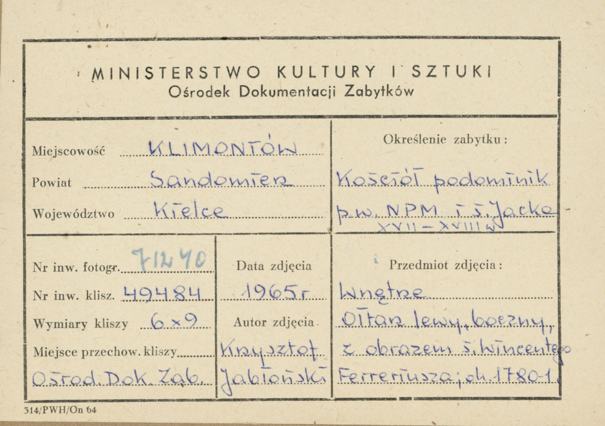 Zespół klasztorny - kościół, wnętrze, górny fragment ołtarza  bocznego, po lewej stronie nawy -  metryczka, skan 1