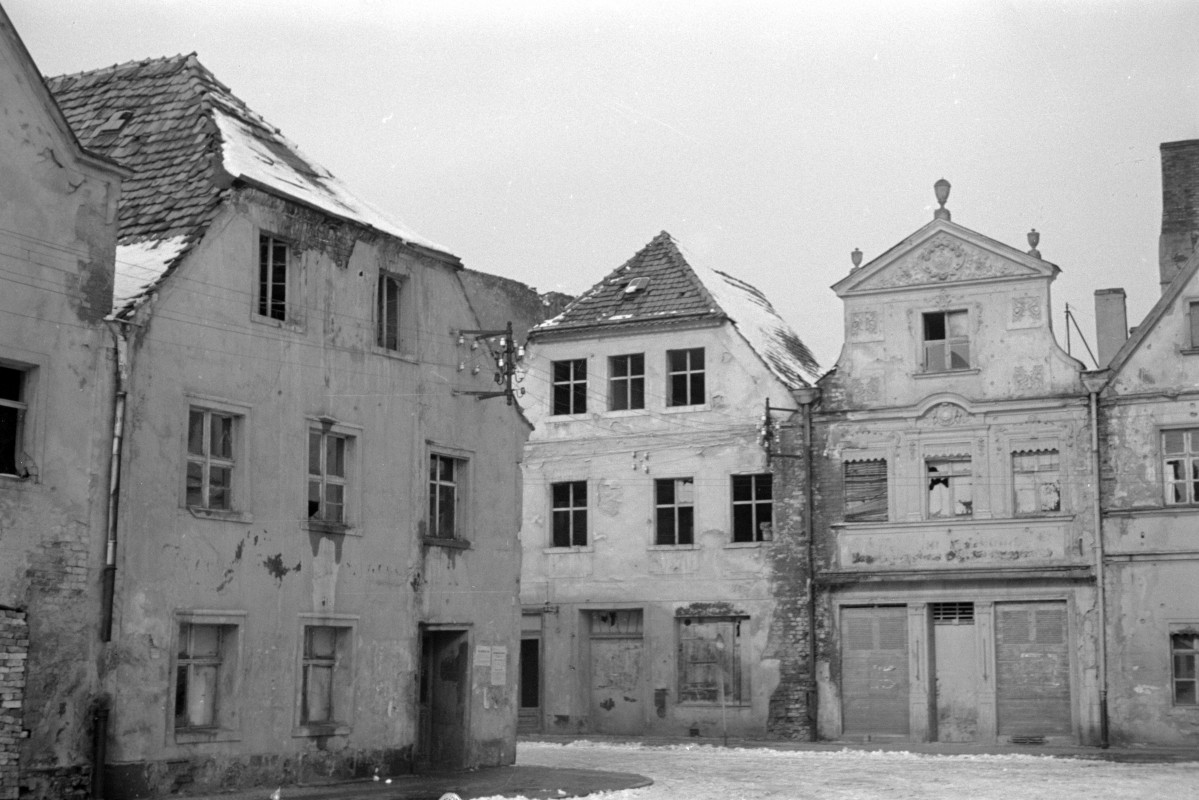 domy - elewacja frontowa, dawny plac Stalina, skan 1
