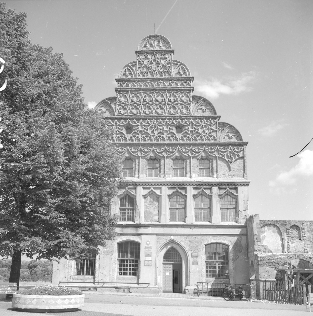 ratusz miejski - elewacja frontowa - widok od zachodu, skan 1